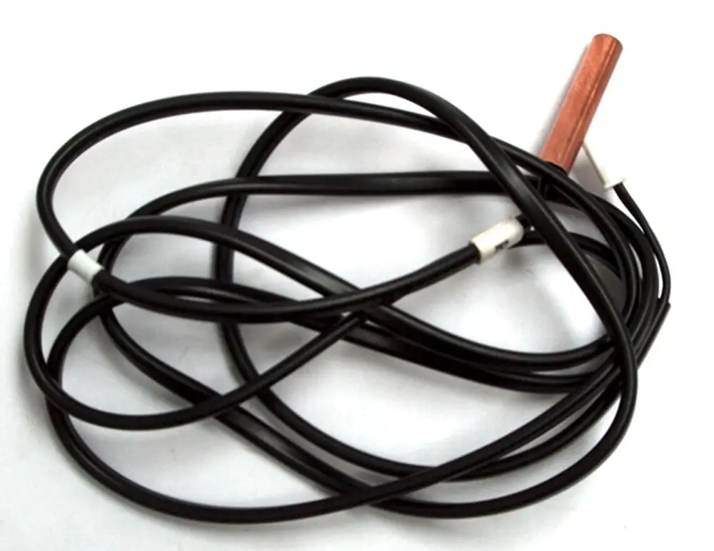 Schwarzes Kabel mit einem Kupferende, das möglicherweise ein Temperaturfühler von Daikin ist. Die Kabel sind verdreht und auf einem hellen Untergrund platziert.